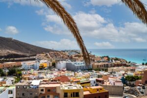 Température en décembre aux Canaries dans une ville côtière ensoleillée